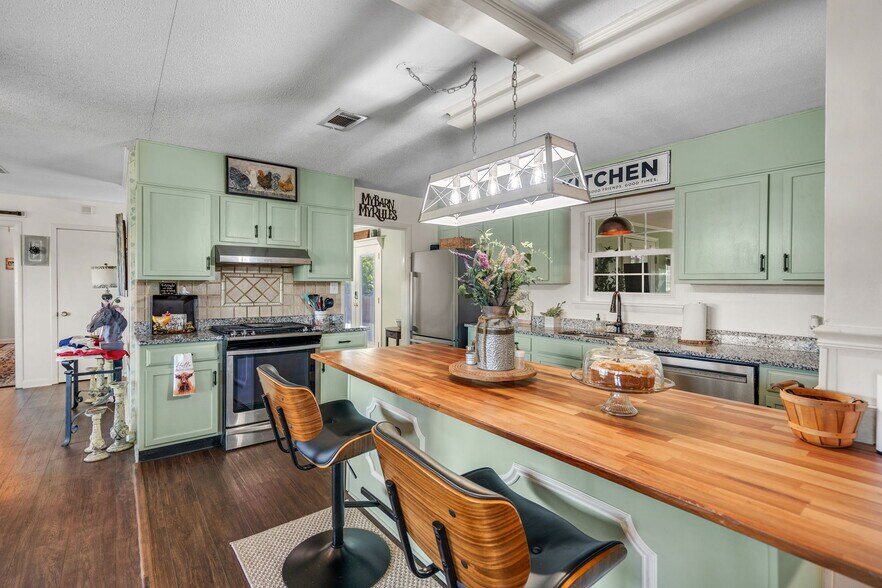 More Photos Of 695 Blue Jay Rd, Rincon General Retail For Sale