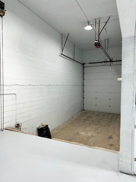 More Photos Of 200-220 W Ridge Rd, Villa Park Warehouse For Lease