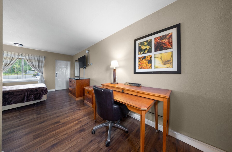 More Photos Of 2210 S Pine Ave, Ocala Hotel For Sale
