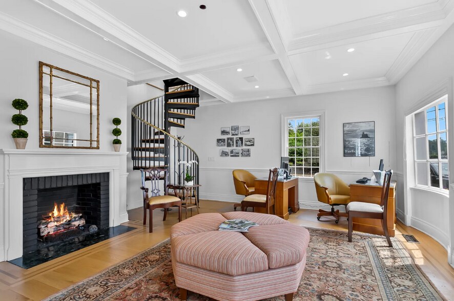 More Photos Of 656 Harbor Rd, Southport Office For Lease