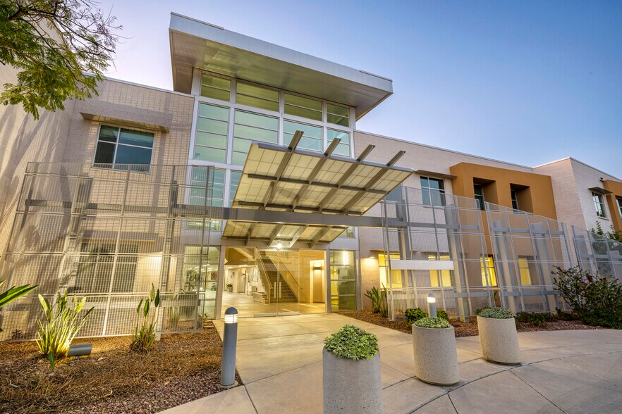 More Photos Of 690 N Cofco Center Ct, Phoenix Medical For Lease