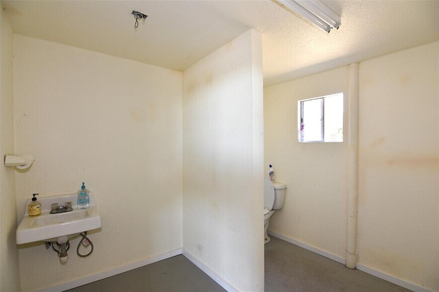 More Photos Of 3554 S Robinson Dr, Robinson Warehouse For Sale