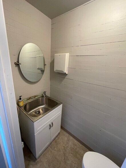 More Photos Of 249 Railroad Ave, Bird In Hand Self Storage For Lease