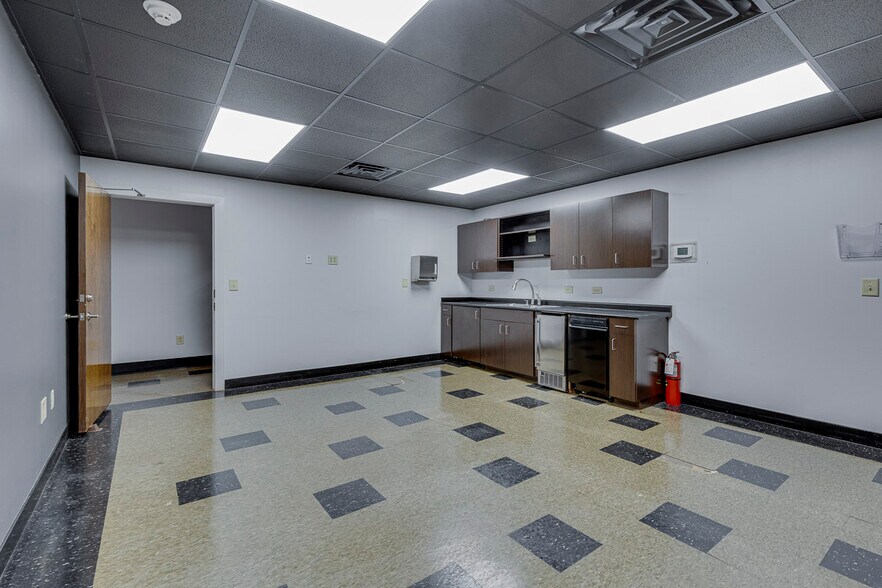 More Photos Of 211 N Pleasantburg Dr, Greenville Light Manufacturing For Sale