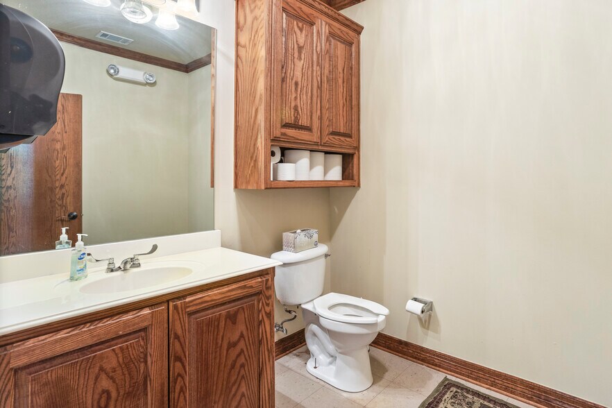 More Photos Of 910 N Main St, Euless Medical For Lease