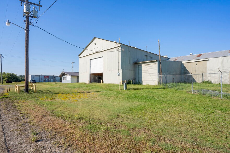 More Photos Of 600 W Cherry St, Cushing Warehouse For Lease