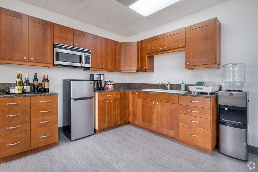 More Photos Of 27949 Diaz Rd, Temecula Warehouse For Lease