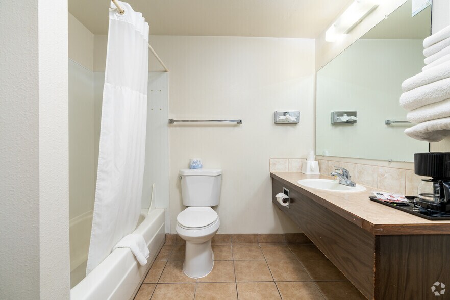 More Photos Of 408 Yakima Valley Hwy, Sunnyside Hotel For Sale
