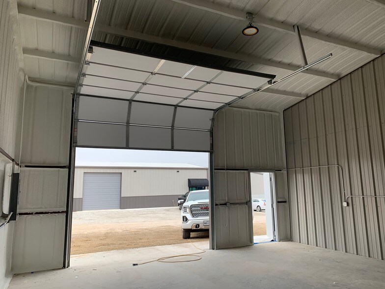 More Photos Of 1011 Upper Denton Rd, Weatherford Warehouse For Lease