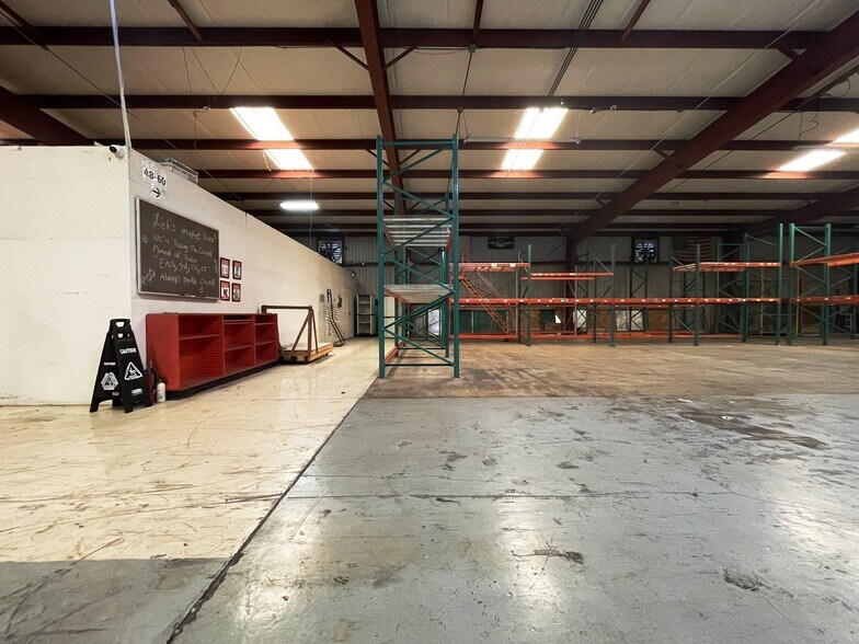 More Photos Of 1585 Seaboard St, Fort Myers Warehouse For Lease