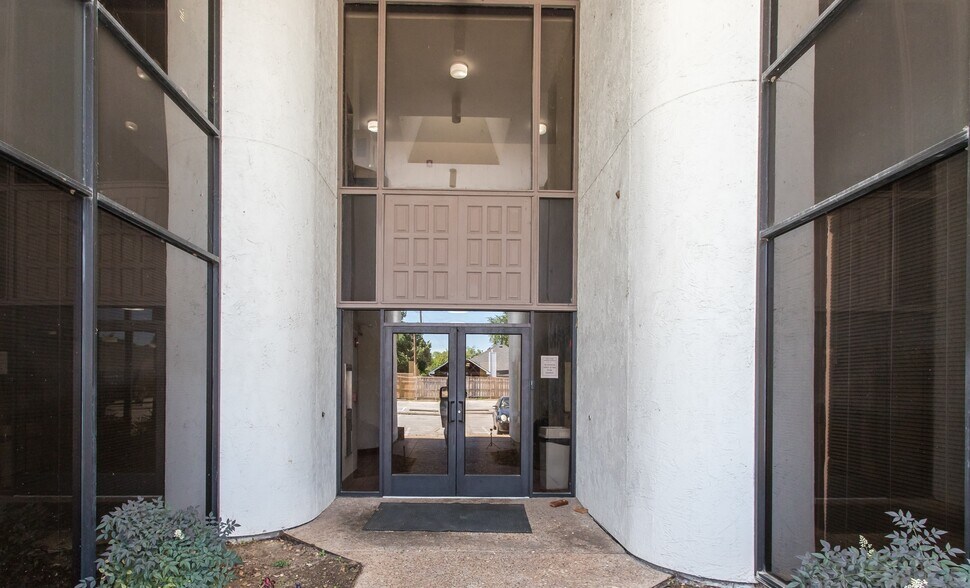 More Photos Of 1425 W Pioneer Dr, Irving Office For Lease