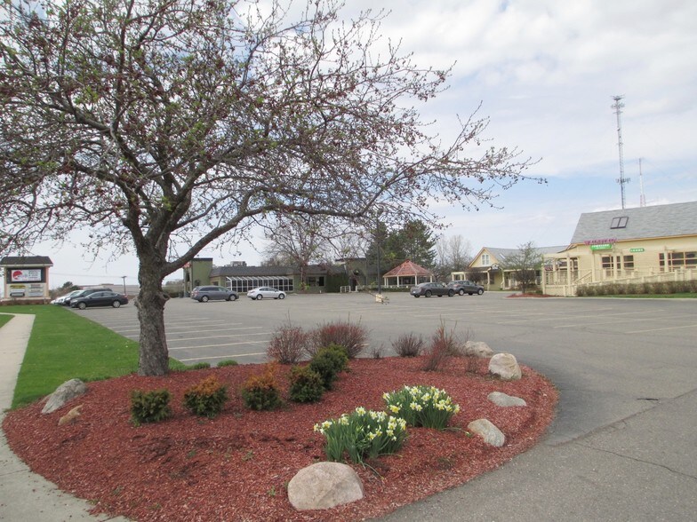 More Photos Of 41990-42040 Grand River Ave, Novi Unknown For Lease