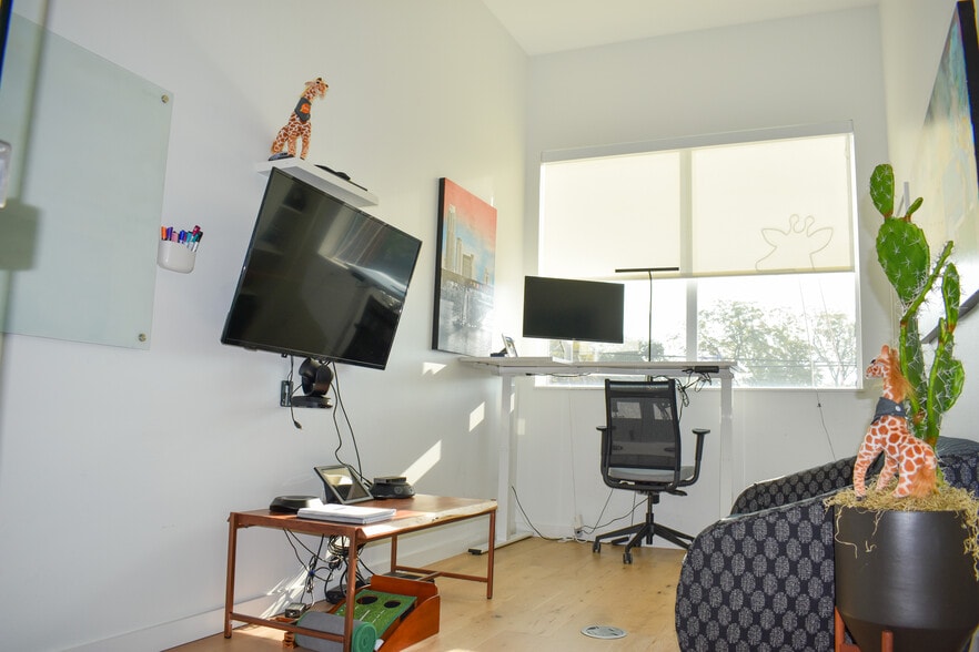 More Photos Of 1632 S 1st St, Austin Office For Lease