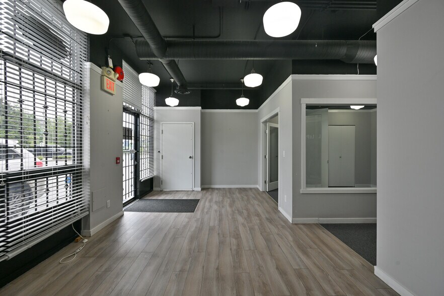 More Photos Of 15272 Croydon Dr, Surrey Light Distribution For Sale