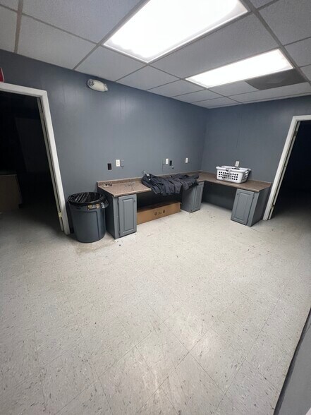 More Photos Of 7659 S US-281, Pleasanton Industrial For Sale