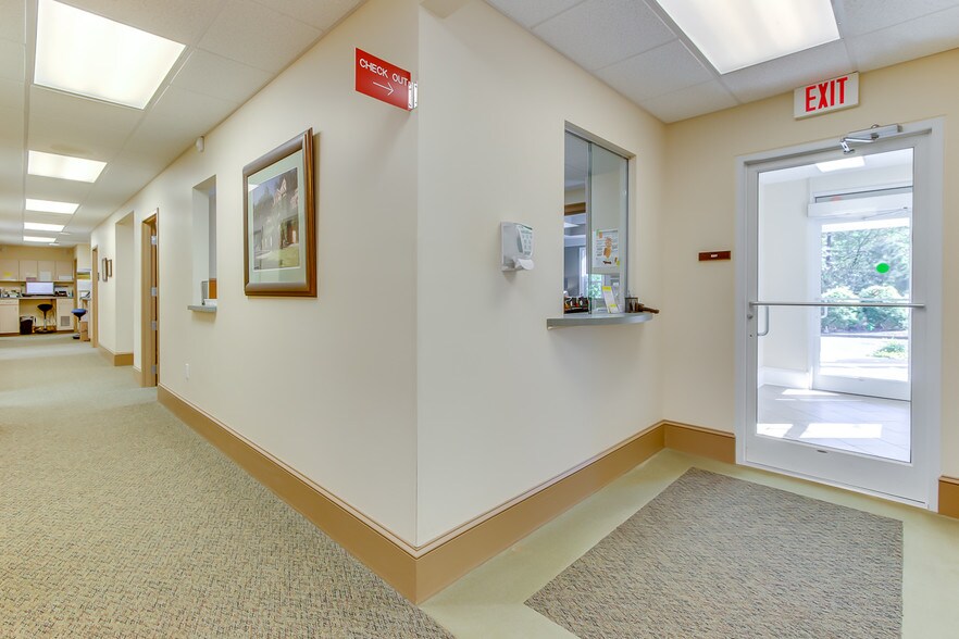 More Photos Of 135 Professional Park Dr, Seneca Healthcare For Lease