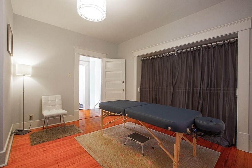 More Photos Of 108 W 10th 1/2 St, Houston Storefront Retail Office For Sale