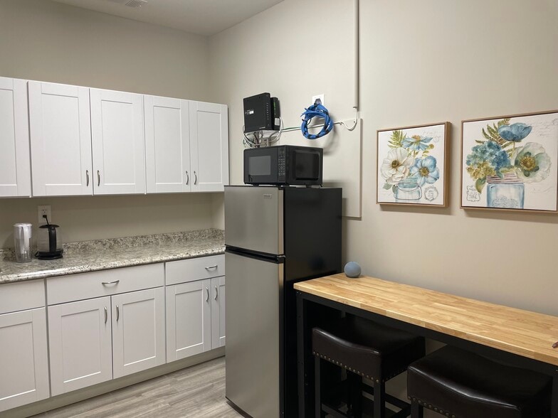 More Photos Of 247 River Park North Dr, Woodstock Medical For Sale
