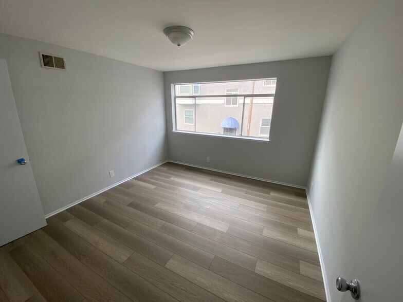 More Photos Of 5A Leo St, San Francisco Storefront Retail Residential For Lease