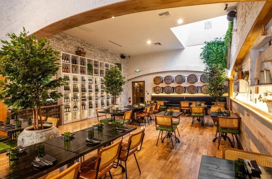 More Photos Of 2060-2064 Hillhurst Ave, Los Angeles Storefront For Lease