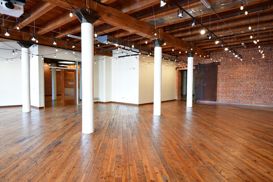 More Photos Of 1009 W 8th St, Kansas City Office For Lease