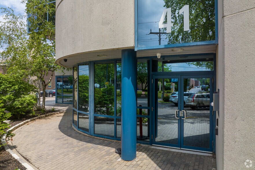 More Photos Of 41 Valleybrook Dr, Toronto Office For Lease