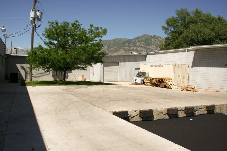 More Photos Of 920 E State Rd, American Fork Showroom For Lease
