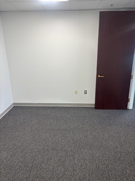 More Photos Of 750 Holiday Dr, Pittsburgh Office Residential For Lease