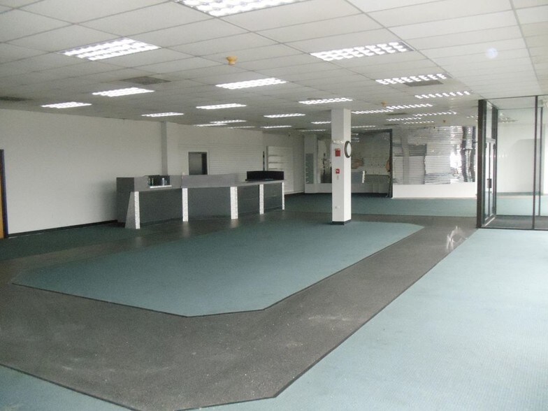 More Photos Of 9 Flint Rd, Toms River Showroom For Lease