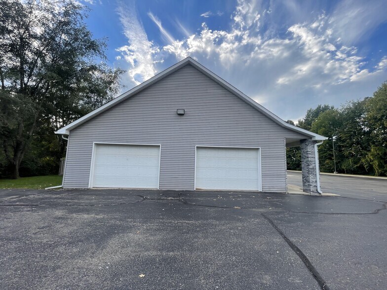 More Photos Of 11382-11394 N Linden Rd, Clio Storefront For Lease