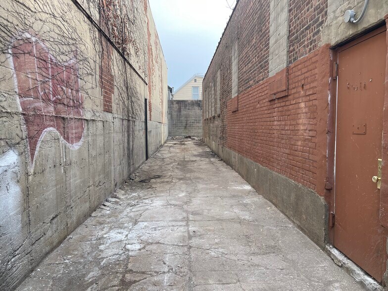More Photos Of 130-14 91st Ave, Richmond Hill Warehouse For Lease