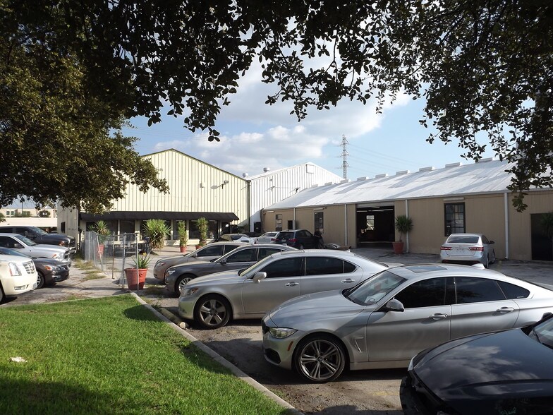 More Photos Of 8418 Broadway St, San Antonio Service For Lease