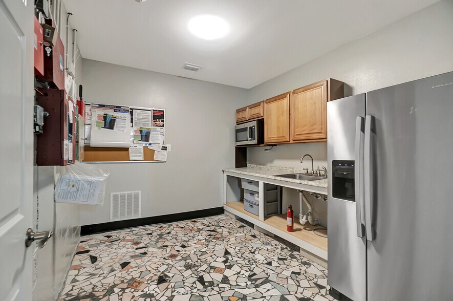 More Photos Of 450 94th Ave N, Saint Petersburg Flex For Lease