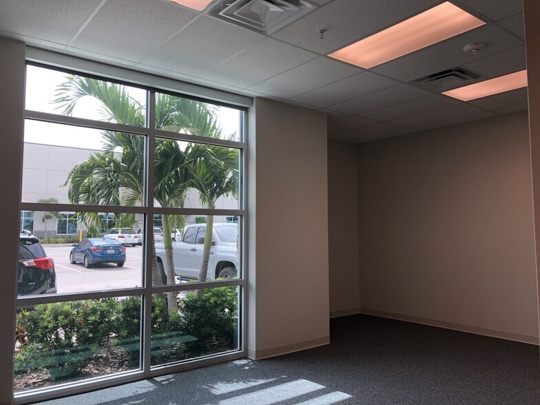 More Photos Of 3135 Lakewood Ranch Blvd, Bradenton Warehouse For Lease