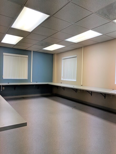 More Photos Of 901 W Main St, El Paso Office For Sale