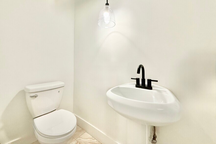 More Photos Of 726 Arthur Godfrey Rd, Miami Beach Restaurant For Lease