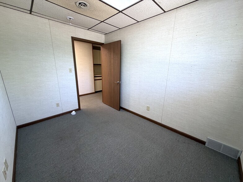 More Photos Of 305 N Mason St, Carrollton Office For Sale