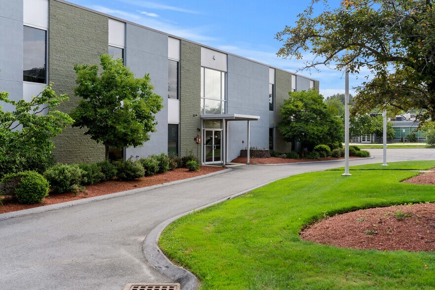 More Photos Of 4 Preston Ct, Bedford Office For Lease