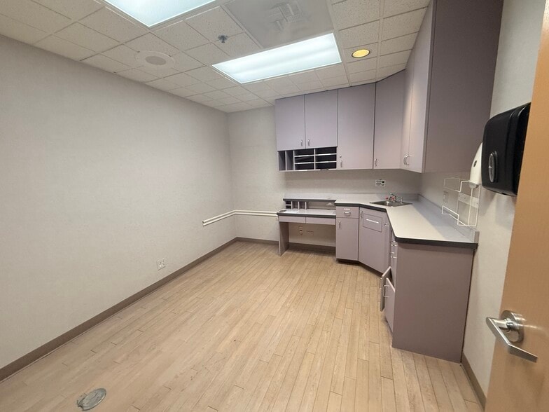 More Photos Of 600 W Lake Cook Rd, Buffalo Grove Medical For Lease