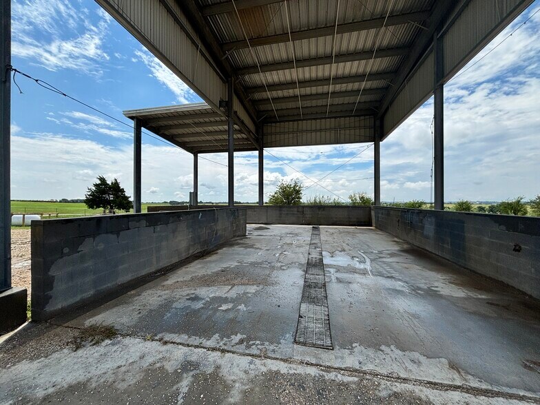 More Photos Of 10959 Highway 290 W, Brenham Warehouse For Sale