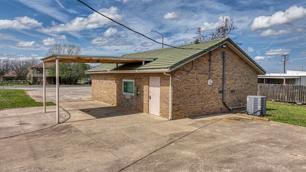 More Photos Of 107 Fannin St, Millsap Bank For Lease