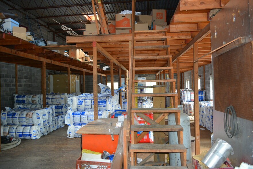 More Photos Of 25 Saint Charles St, Thornwood Distribution For Sale