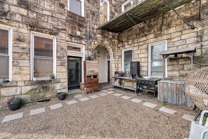 More Photos Of 110 S 2nd St, Ozark Flex For Sale