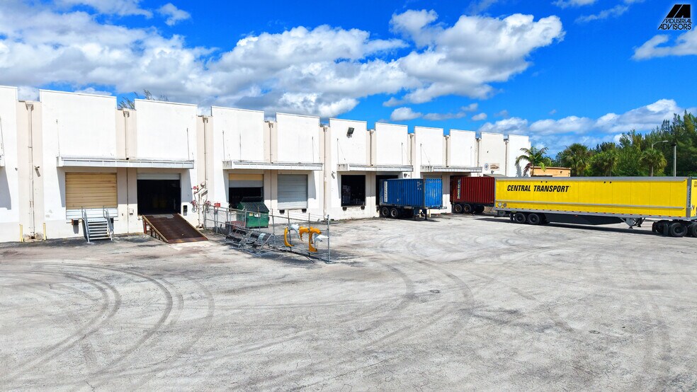 More Photos Of 1361-1363 NW 155th Dr, Miami Warehouse For Lease