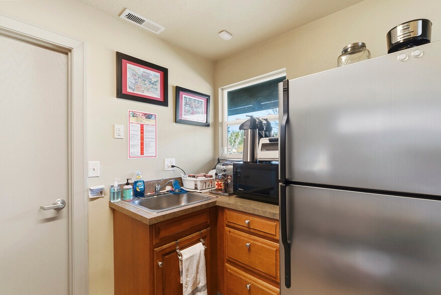 More Photos Of 9055 SW Beaverton Hillsdale Hwy, Portland Office For Lease
