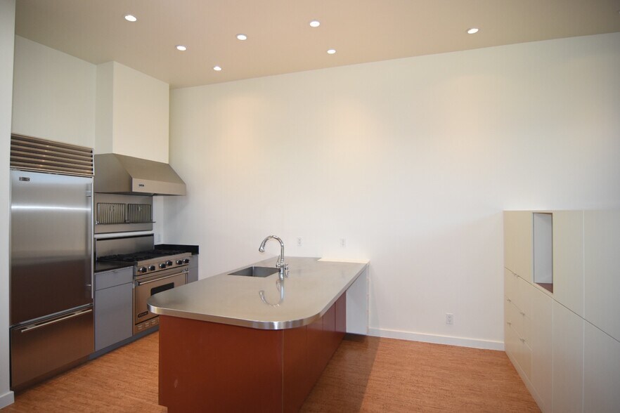 More Photos Of 310-312 Venice Way, Venice Loft Creative Space For Lease