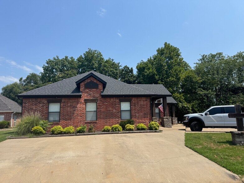 More Photos Of 1830 Shelby Ln, Fayetteville Medical For Sale