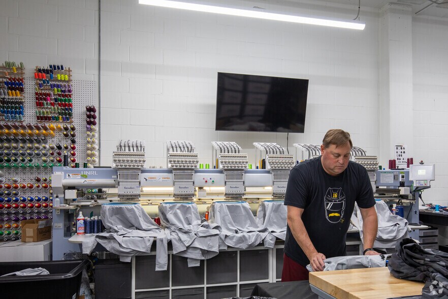 More Photos Of 2327 Wycliff St, Saint Paul Manufacturing For Lease