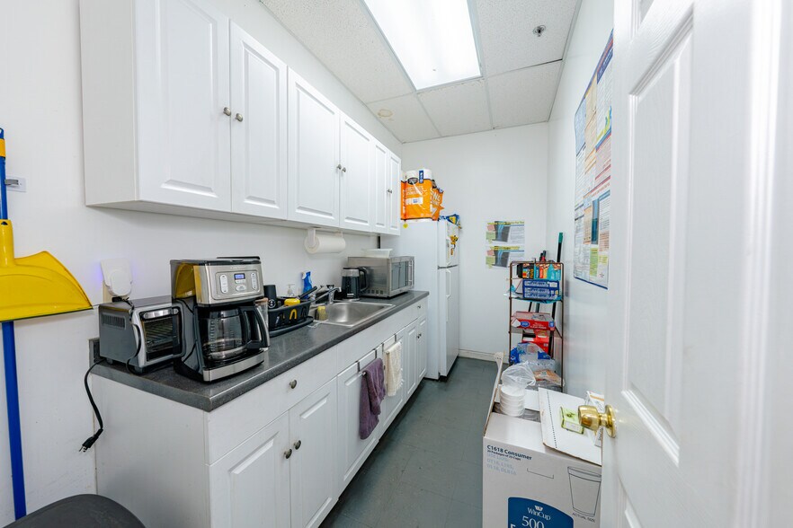 More Photos Of 4000 N 28th Ter, Hollywood Warehouse For Lease