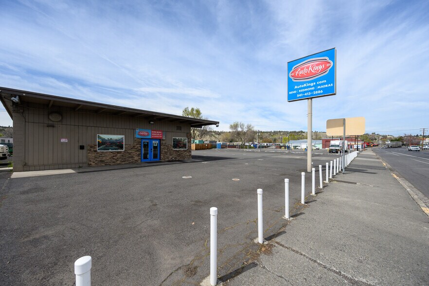 More Photos Of 40 Nw 4th St, Madras Auto Dealership For Lease